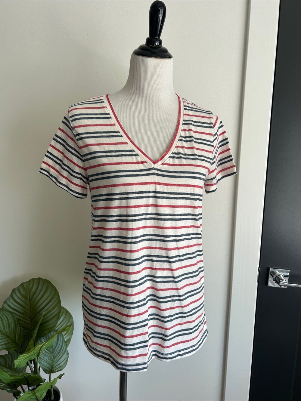 Lucky M red off white navy Striied v neck tee